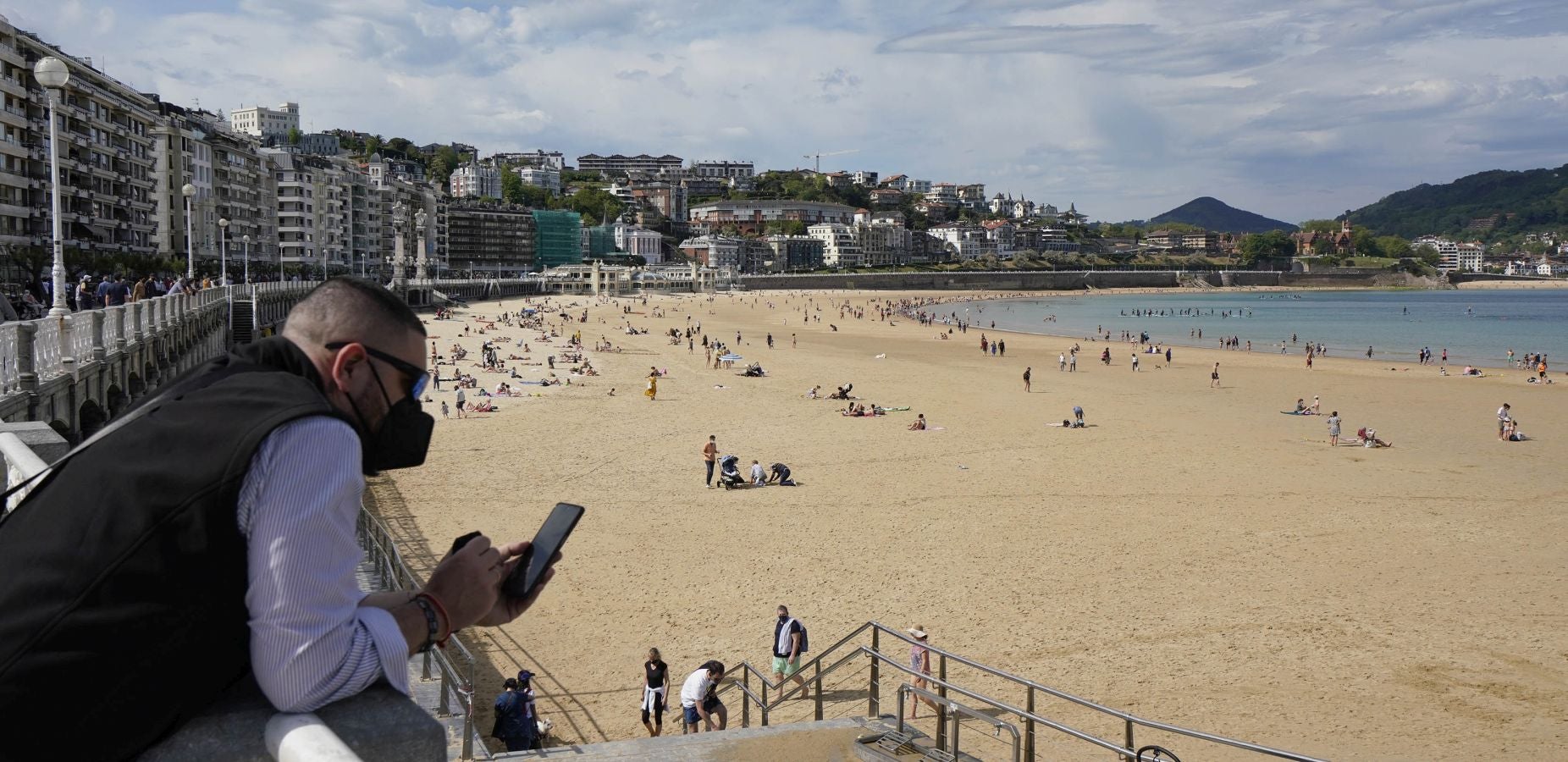 Las terrazas de los bares y las playas han sido las localizaciones favoritas para los donostiarras este sábado.
