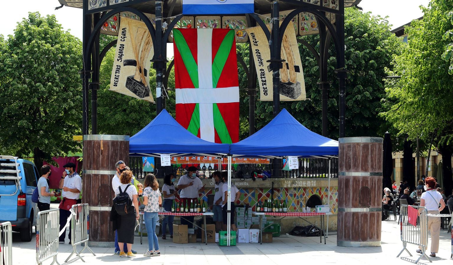 Este sábado se ha celebrado la popular fiesta de Sagardo Eguna de Errenteria en su edición número XXXIII. Debido a la alarma sanitaria, los vecinos han podido coger el vaso y las botellas en la Plaza Xenpelar o en la Alameda Gamón, pero el 'txotx' lo han tenido que hacer en casa.