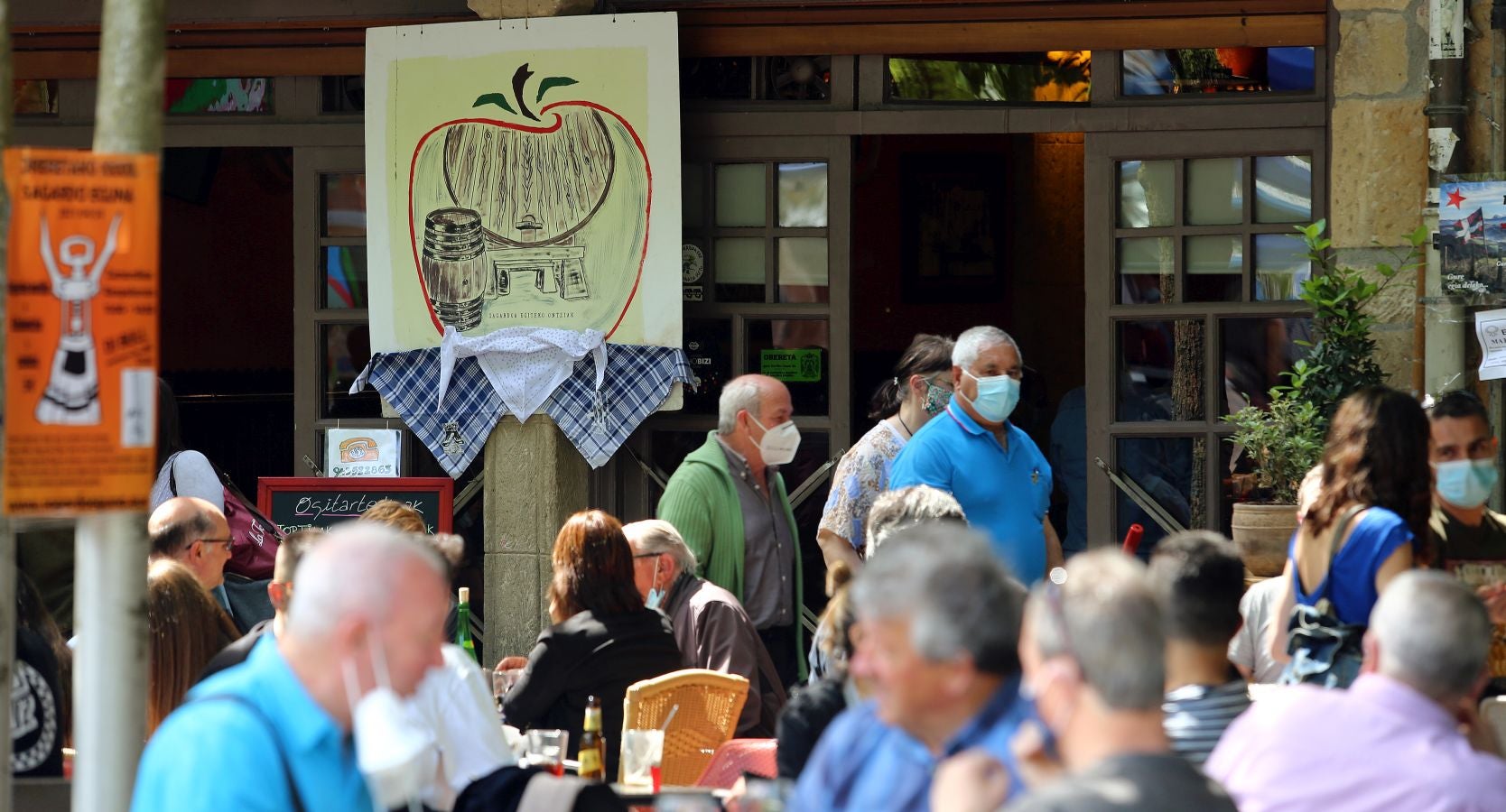 Este sábado se ha celebrado la popular fiesta de Sagardo Eguna de Errenteria en su edición número XXXIII. Debido a la alarma sanitaria, los vecinos han podido coger el vaso y las botellas en la Plaza Xenpelar o en la Alameda Gamón, pero el 'txotx' lo han tenido que hacer en casa.