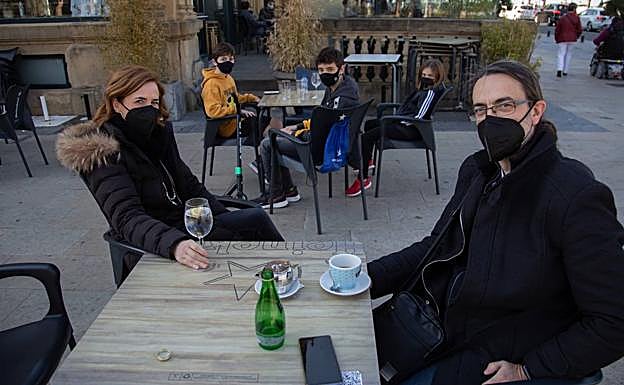 En dos mesas. La familia Gogorza Pérez en el Victoria Café de Donostia. 