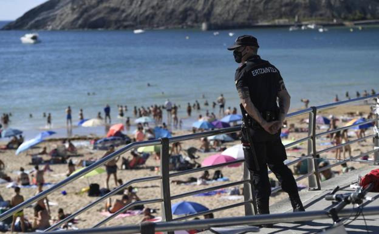 Semáforos y banderas volverán a regular los accesos a las arenales este verano