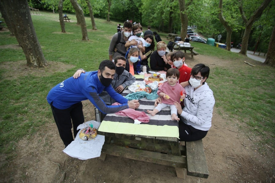 El Covid-19 no ha frenado las ganas de los los bidasotarras de celebrar el día de las Opillas, San Marcos para el resto de la población. Aunque las actuales medidas restrictivas no han permitido bendecir las Opillas, son muchos los que han aprovechado el buen tiempo para salir y disfrutar del deseado dulce en compañía de la familia. 
