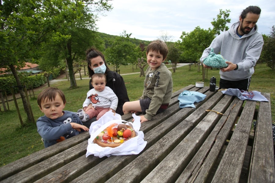 El Covid-19 no ha frenado las ganas de los los bidasotarras de celebrar el día de las Opillas, San Marcos para el resto de la población. Aunque las actuales medidas restrictivas no han permitido bendecir las Opillas, son muchos los que han aprovechado el buen tiempo para salir y disfrutar del deseado dulce en compañía de la familia. 