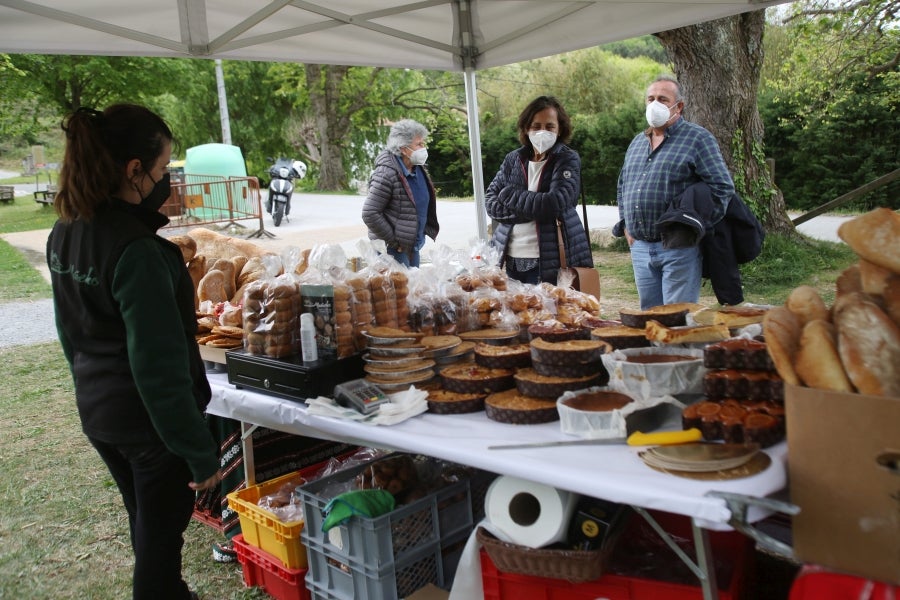 El Covid-19 no ha frenado las ganas de los los bidasotarras de celebrar el día de las Opillas, San Marcos para el resto de la población. Aunque las actuales medidas restrictivas no han permitido bendecir las Opillas, son muchos los que han aprovechado el buen tiempo para salir y disfrutar del deseado dulce en compañía de la familia. 