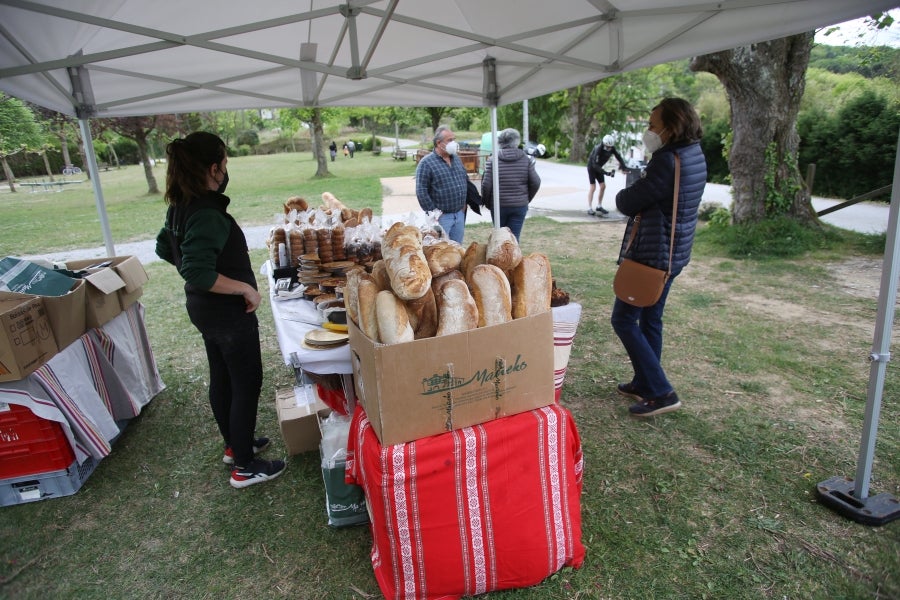 El Covid-19 no ha frenado las ganas de los los bidasotarras de celebrar el día de las Opillas, San Marcos para el resto de la población. Aunque las actuales medidas restrictivas no han permitido bendecir las Opillas, son muchos los que han aprovechado el buen tiempo para salir y disfrutar del deseado dulce en compañía de la familia. 