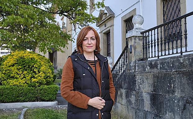 Miriam Iparraguirre posa en los exteriores de la cárcel de Martutene. 