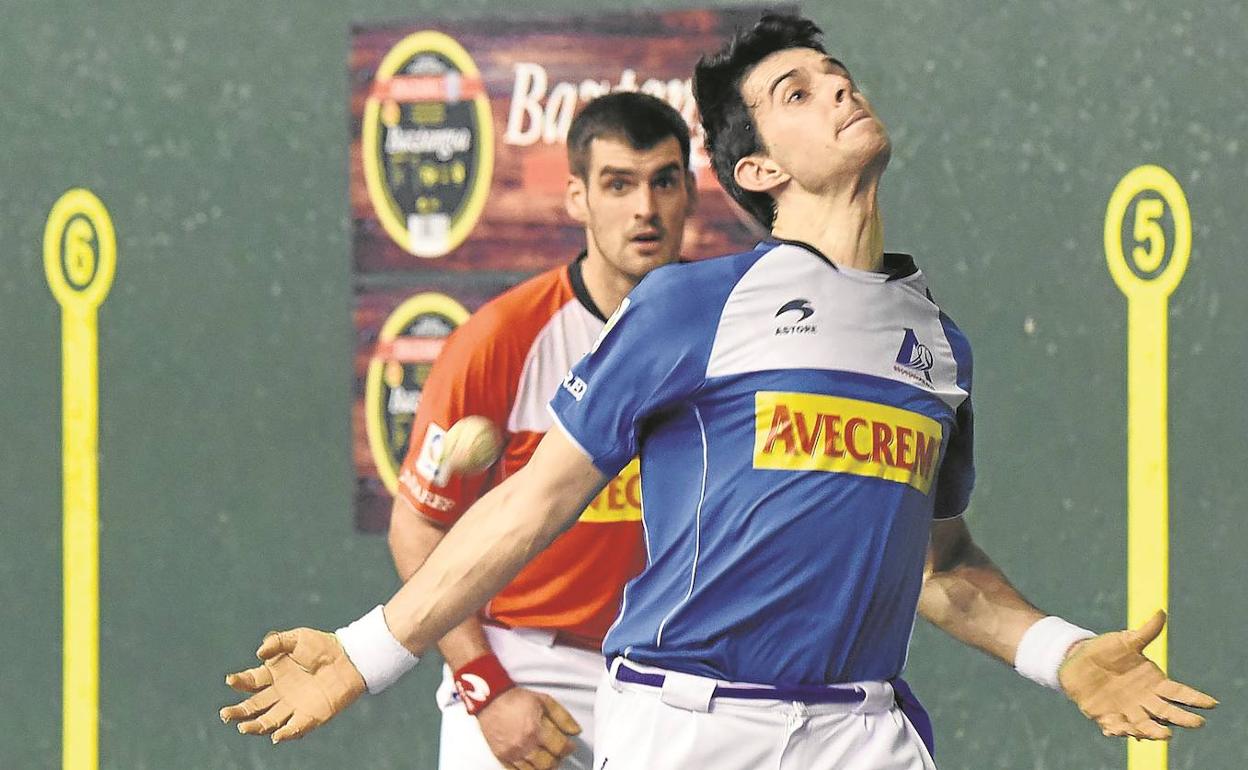 Jokin Altuna arma el brazo para entrar de derecha ante Joseba Ezkurdia, en el partido de este sábado en Logroño.