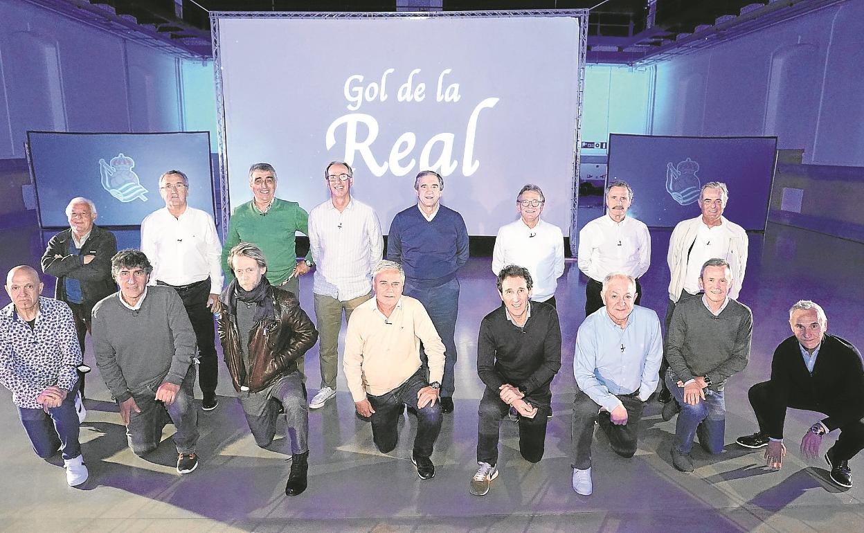 Integrantes del equipo campeón posan tras reunirse de nuevo en Tabakalera.