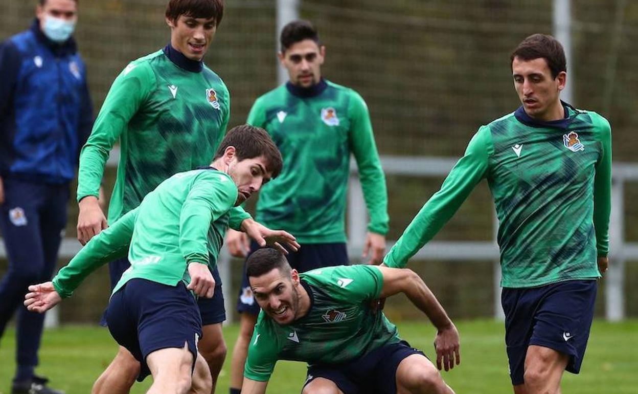 Robin Le Normand e Igor Zubeldia, presentes en una convocatoria a la que regresan Joseba Zaldua y Martín Merquelanz