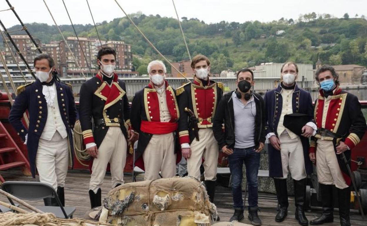 Amenábar posa con varios actores que representan a los marinos españoles e ingleses.
