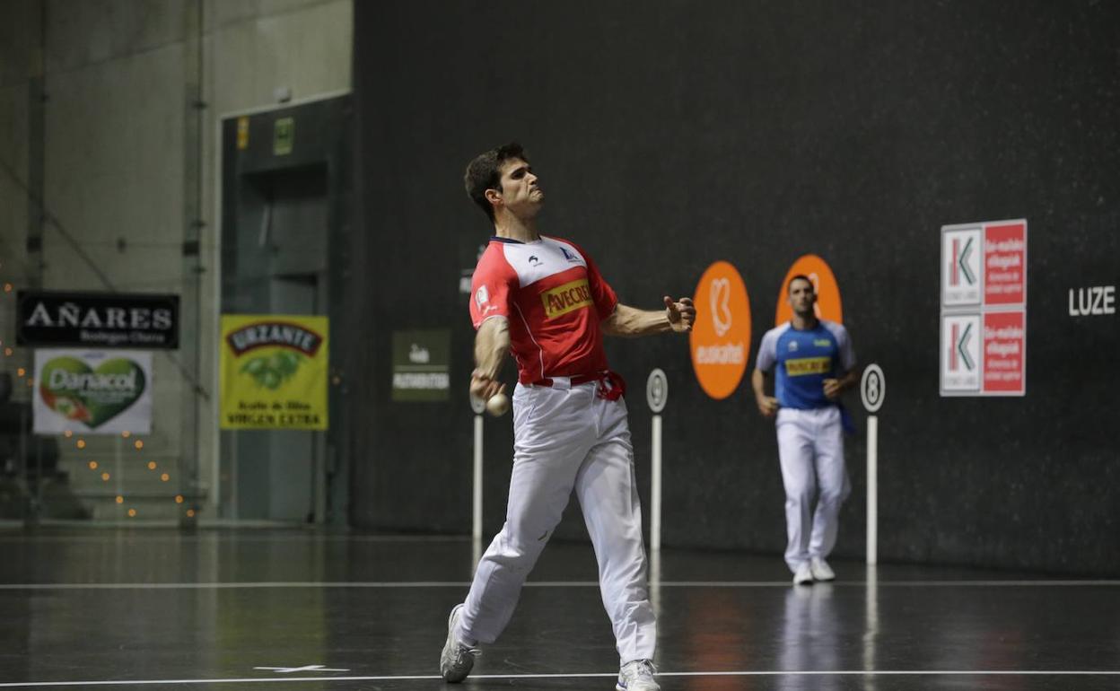José Javier Zabaleta golpea de derecha en el Bizkaia de Bilbao. Al fondo, Jon Ander Albisu. 