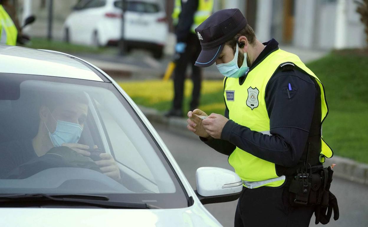 Control de la Guardia Municipal en el barrio de Gros. 