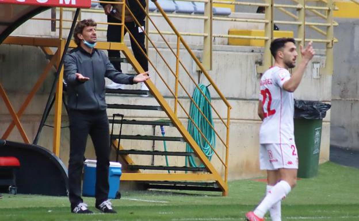 Idiakez da instrucciones durante su último partido al frente de la Cultural.