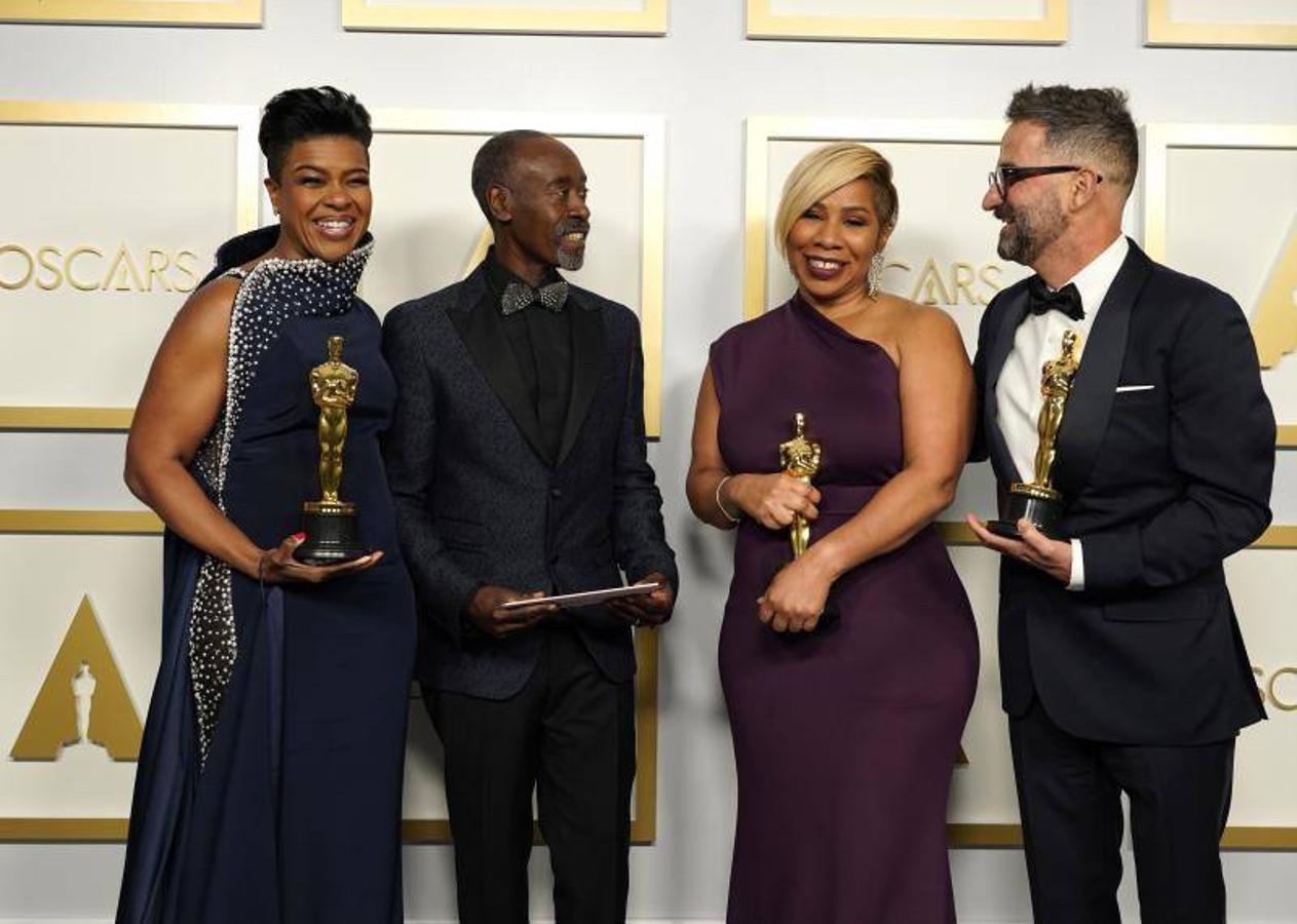 Don Cheadle posó con los premiados con el Oscar a Mejor peluquería y maquillaje por 'La madre del blues', entre los que está el maquillador español Sergio López-Rivera (derecha).