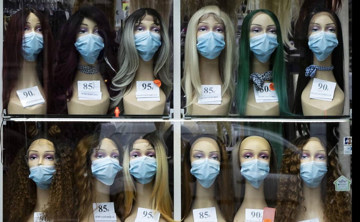 Ileorde eta musukodun manikiak Parisko denda batean. 