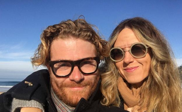 Erik Messerschmidt y Naiara Eizaguirre, en la playa de la Zurriola de Donostia, hace unos meses. 