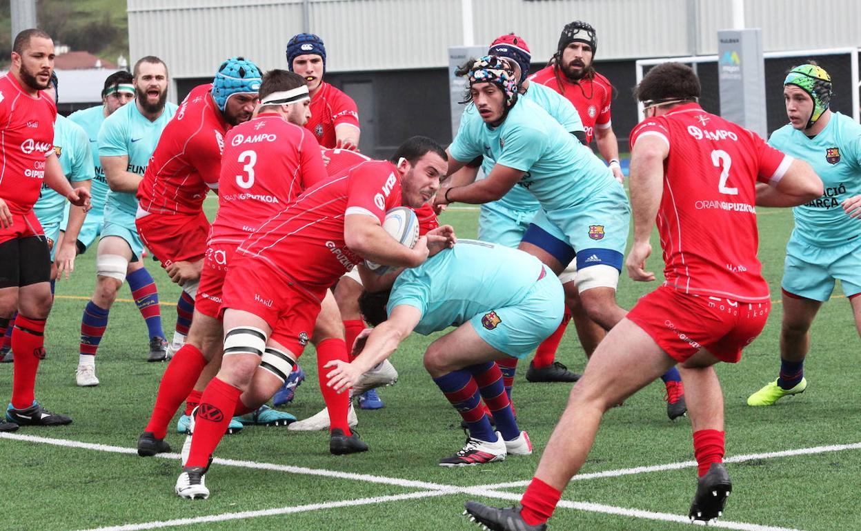 Acción de delanteras del Ampo Ordizia y Barça. 
