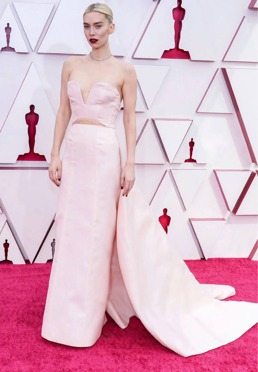 Este vestido rosa empolvado (o rosa bebé) de Vanessa Kirby, con un 'cut out' en el abdomen, el escote corazón y la cola desmontable, ha despertado el aplauso de la crítica