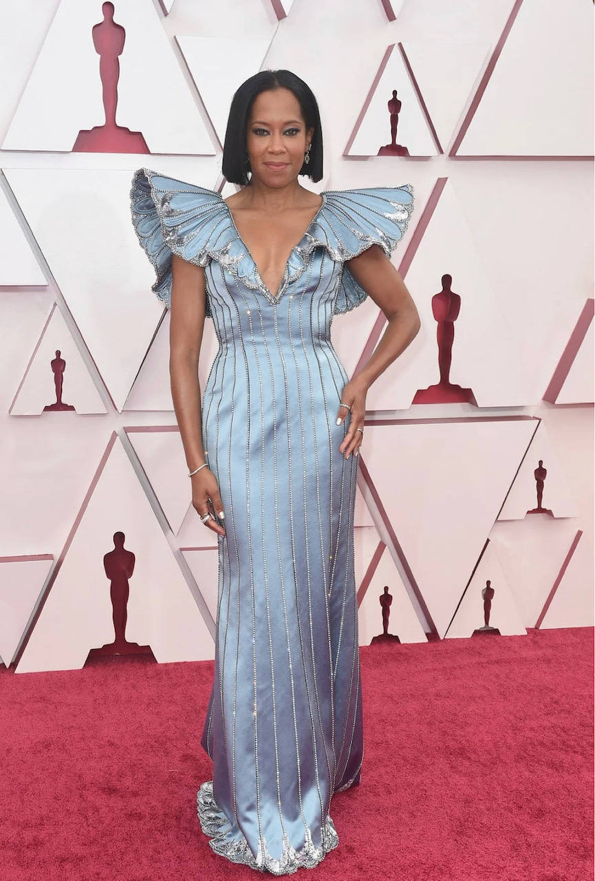 Primero ha impactado con una foto desde su casa, en la que ha desvelado el vestido azul con toques en plata firmado por Louis Vuitton. Después hemos podido analizar la elección de Regina King tras su paso por la alfombra roja. Una pieza con efecto mariposa gracias a las mangas con volumen y el escote en pico