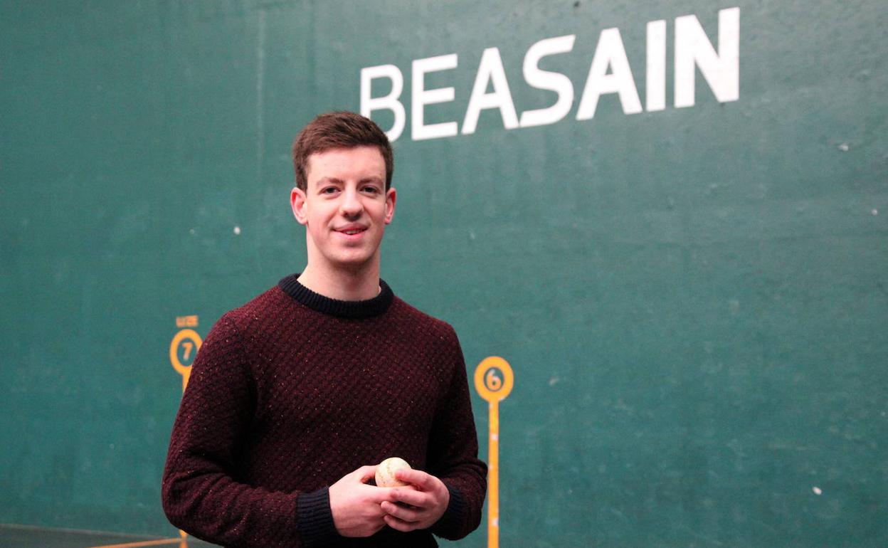 Beñat Garmendia, en el frontón Antzizar de Beasain. 