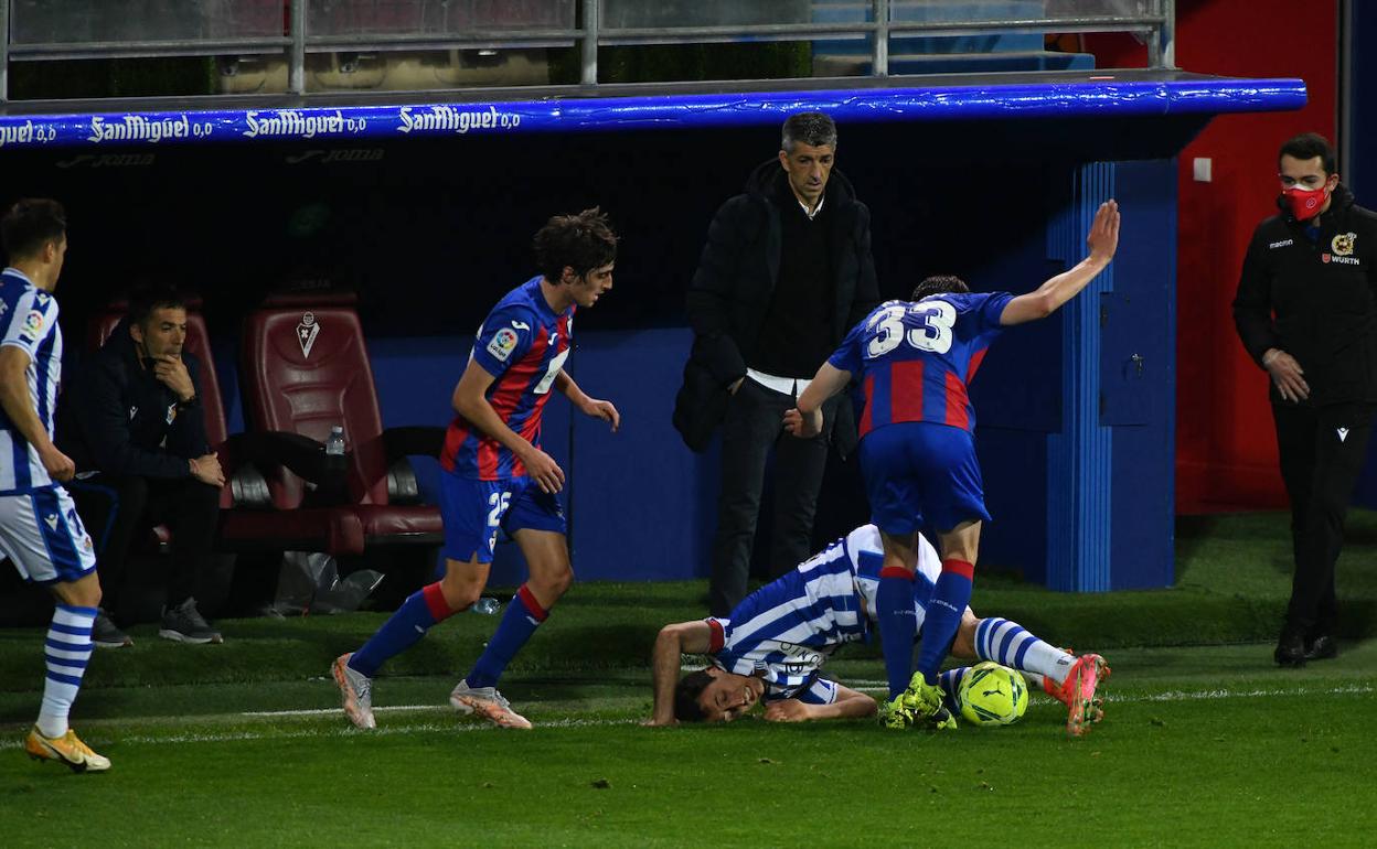 Oyarzabal trata de ganar el balón ante la presión de Bryan Gil y Atienza ayer en Ipurua. 