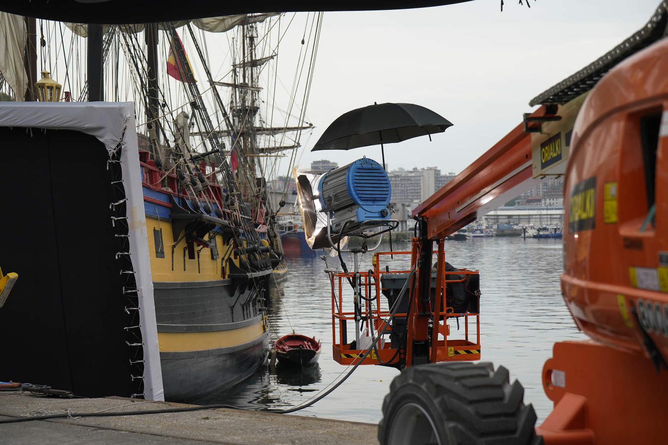 El director dirigió el lunes las últimas escenas que transcurren en el puerto de Pasaia de la serie 'La Fortuna' cuyo rodaje está a punto de finalizar. 