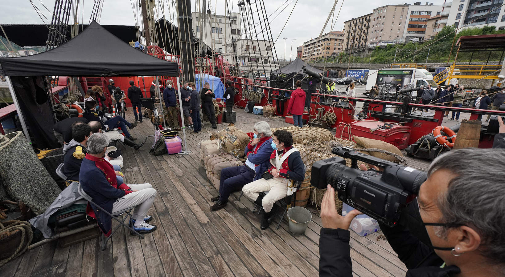 El director dirigió el lunes las últimas escenas que transcurren en el puerto de Pasaia de la serie 'La Fortuna' cuyo rodaje está a punto de finalizar. 