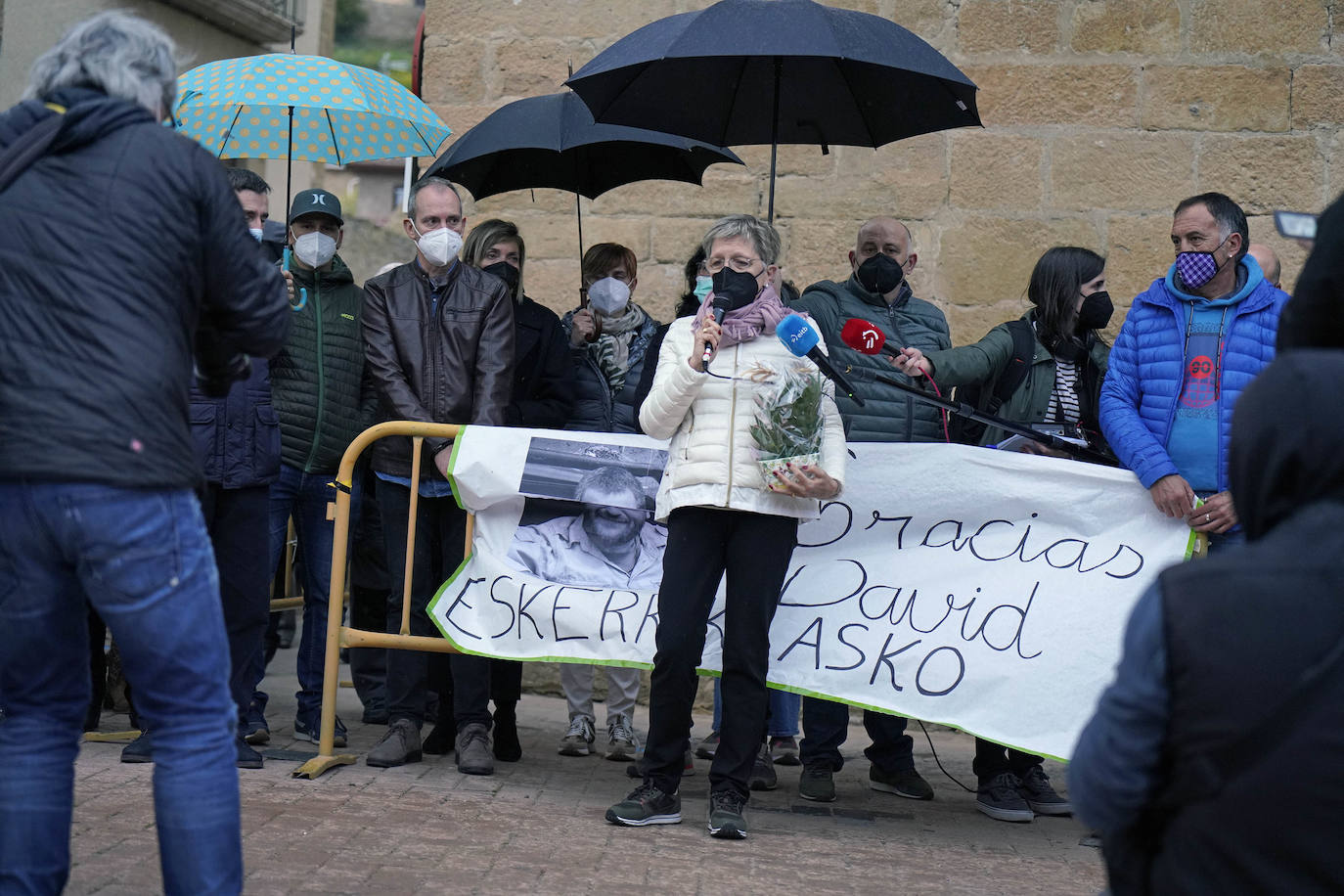 La familia del periodista David Beriáin, asesinado en Burkina Faso junto con el cámara Roberto Fraile, recibió este miércoles el cariño de los vecinos de Artajona en un emotivo homenaje.