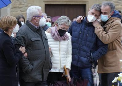 Imagen secundaria 1 - Familia y vecinos de David Beriain, este miércoles, en la concentración en Artajona. 