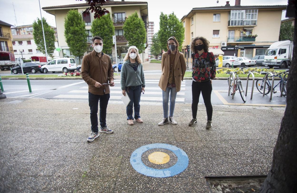 El delegado Borja Olazabal junto con representantes del colegio Eguzkitza. 