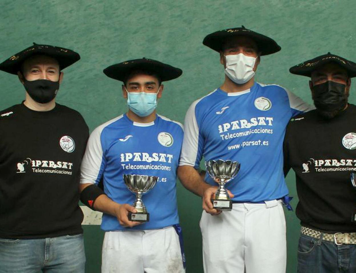 Pelotaris de EPLE con sus txapelas y trofeos. 