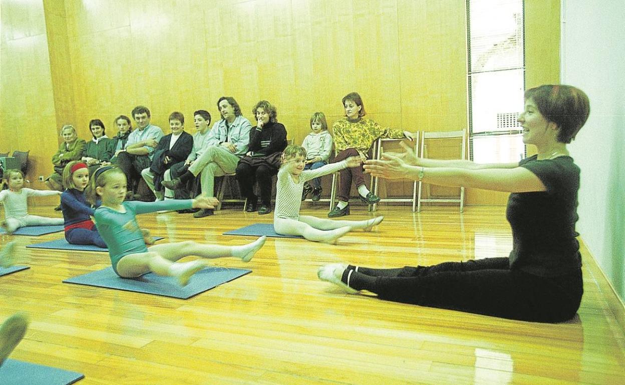 Ana Remiro, en una clase de danza ace 20 años en Donostia
