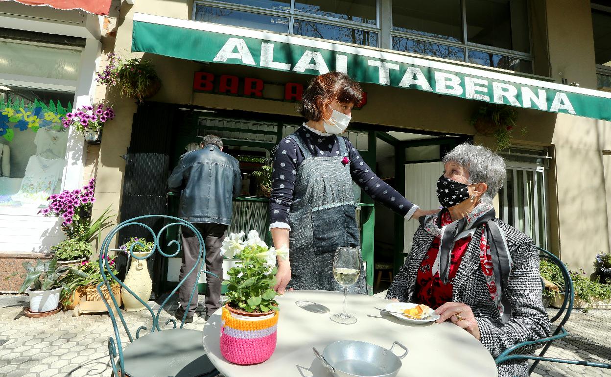 María Luisa Orbegozo, junto a su sobrina Kontxi, en el bar que regenta en Amara. 