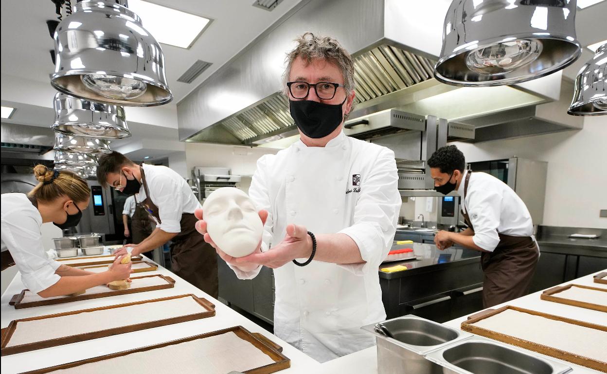 Aduriz, en su cocina, muestra la vajilla en forma de cara donde se sirve «el primer beso». 