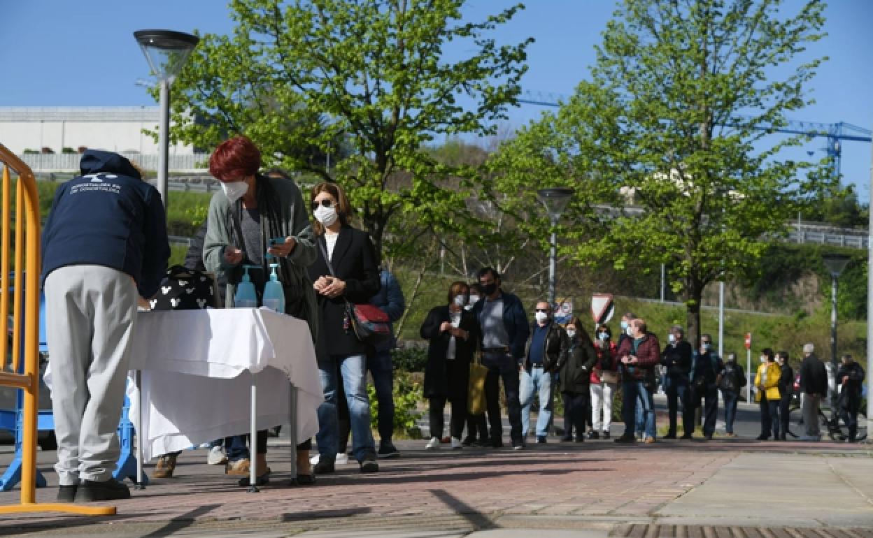 Habilitan una parada de taxi frente a la puerta 8 de Illunbe para la vacunación