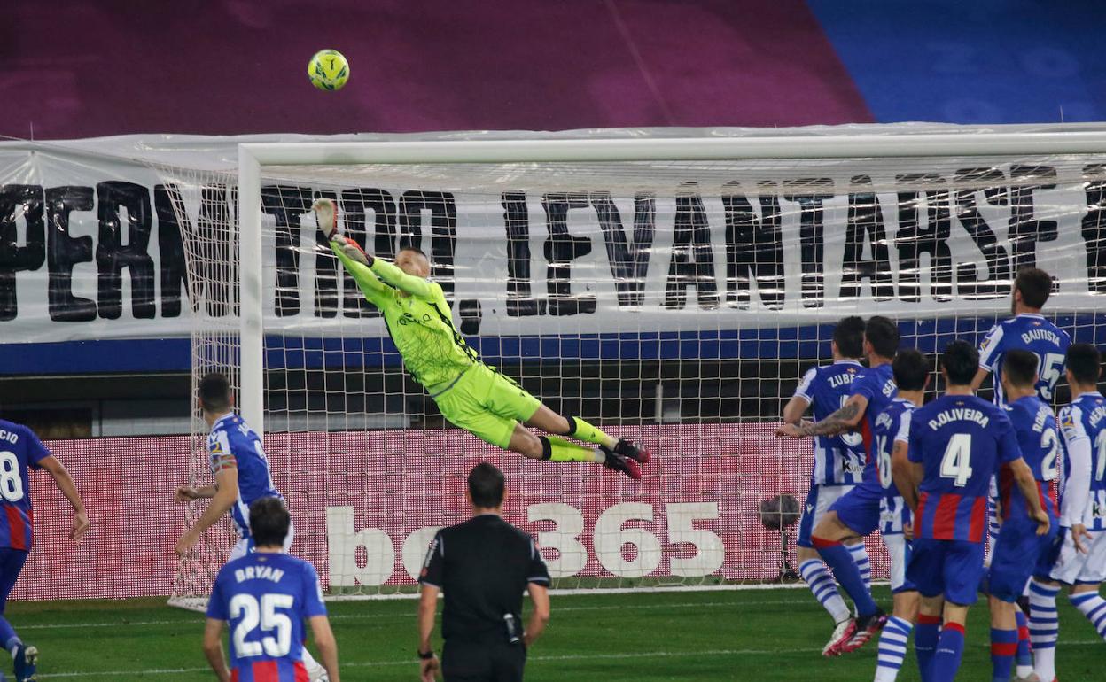 Álex Remiro voló de esta manera en Ipurua para impedir el gol de falta de Arbilla en el 87 y salvar dos puntos. 