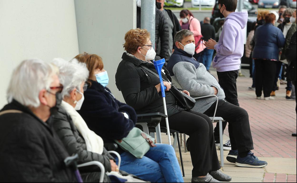 Colas para vacunarse.
