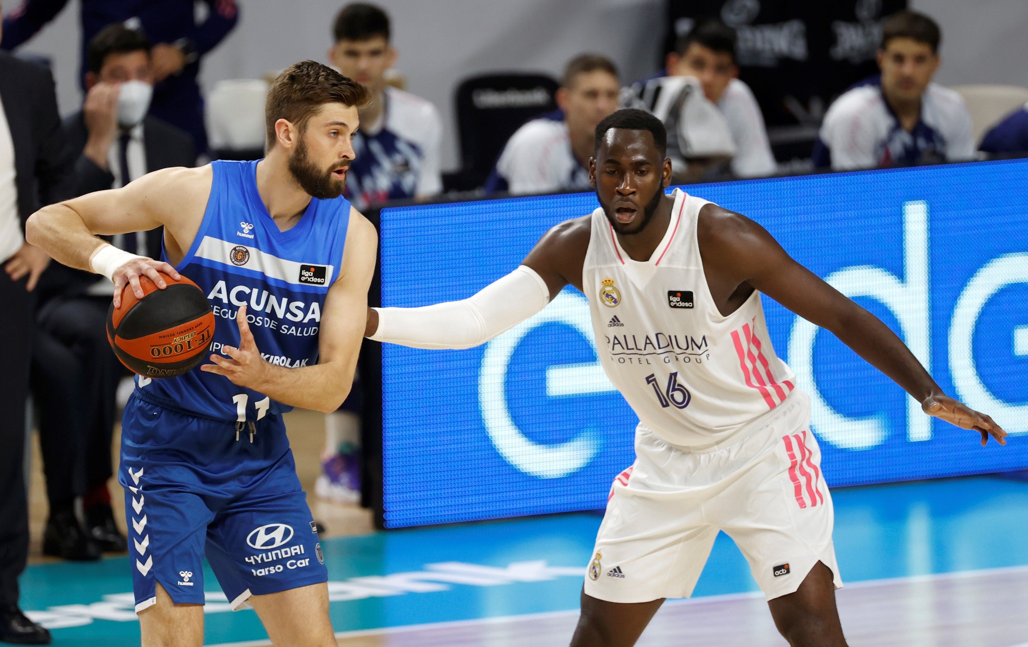 Magarity, defendido por Garuba.