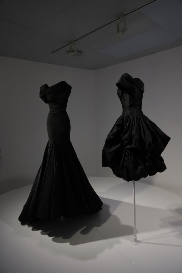 Creaciones de Alaïa y Balenciaga, nueva exposición en el museo de Getaria. 