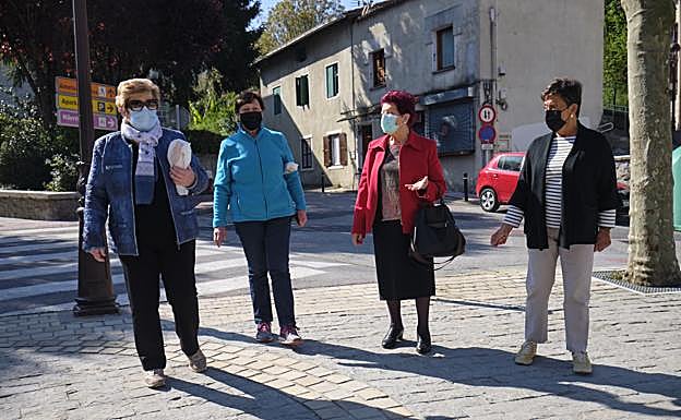 Marimi Ugalde, de rojo, junto a varias 