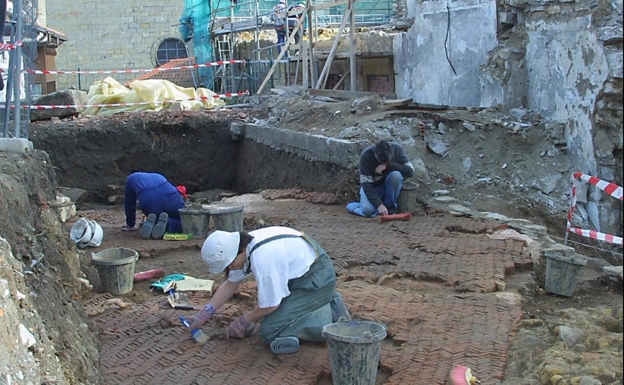 Trabajos de limpieza de los restos de las termas en 2002. 