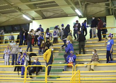 Imagen secundaria 1 - El público tiene que abandonar un partido de baloncesto antes de tiempo por culpa del toque de queda