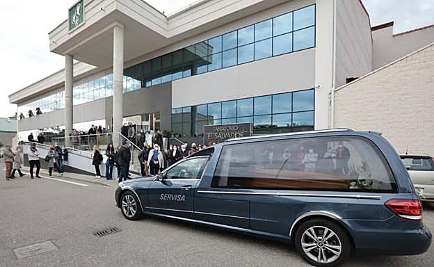 El coche fúnebre con los restos de Roberto Fraile llega al tanatorio de Valladolid.