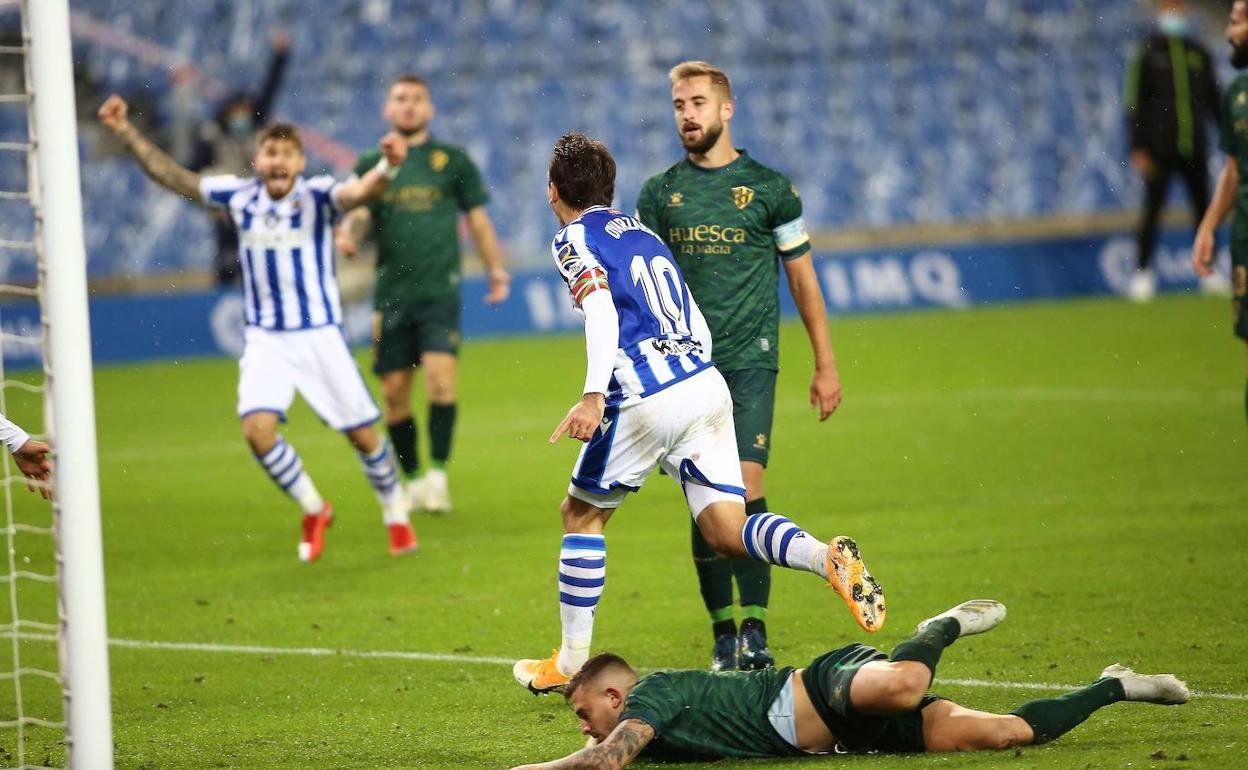 Oyarzabal celebra su gol en el choque de Anoeta. 