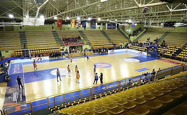 Imagen principal - El público tiene que abandonar un partido de baloncesto antes de tiempo por culpa del toque de queda