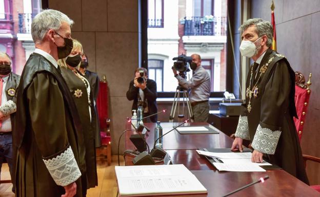 Imagen principal - El máximo responsable del Consejo del Poder Judicial, Carlos Lesmes, introdujoel acto en el Palacio de Justicia de Bilbao.. El lehendakari Iñigo Urkullu conversa con el magistrado donostiarra. El presidente del TSJPV,en el momento en que prometió el cargo antesu madrina, Victoria Cinto. 