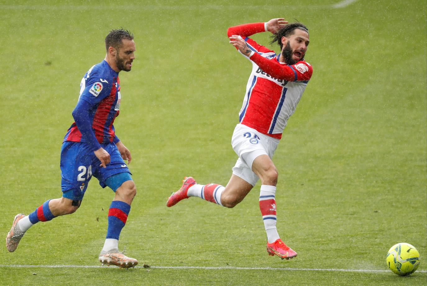 Los de Mendilibar obtienen su segunda victoria de la temporada en casa tras golear el Alavés. 