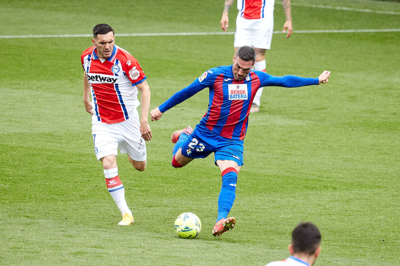 Los de Mendilibar obtienen su segunda victoria de la temporada en casa tras golear el Alavés. 