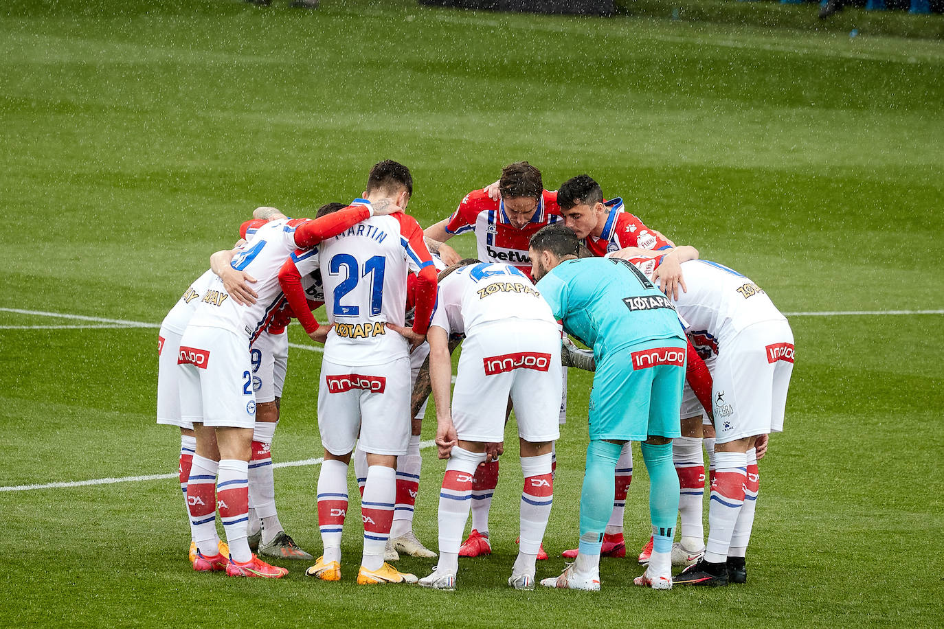 Los de Mendilibar obtienen su segunda victoria de la temporada en casa tras golear el Alavés. 