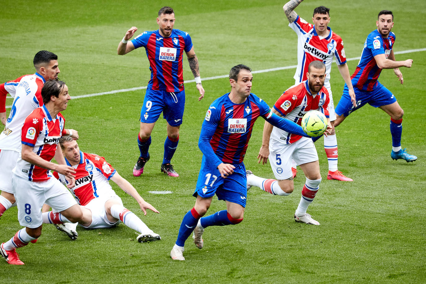 Los de Mendilibar obtienen su segunda victoria de la temporada en casa tras golear el Alavés. 